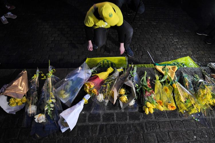 FC Nantes-tilhængere lægger blomster i Nantes, efter det kom frem at den argentinske fodboldspiller, Emiliano Sala, forsvandt under en flyvning over Den Engelske Kanal mandag aften.  Foto: Loic Venance/Ritzau Scanpix