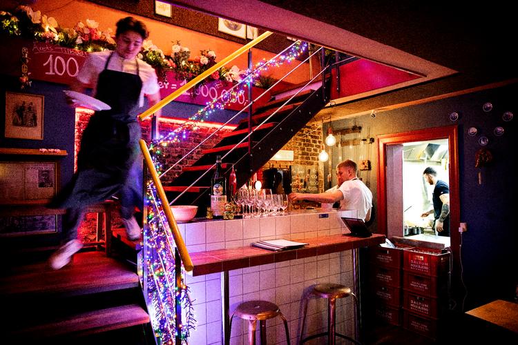 Serveringen er tjep på Guldgrillen, der trækker kø på Nansensgade, hvor de fleste spisesteder eller går i sund og grøn retning. Foto: Finn Frandsen/POLFOTO
