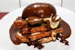 Den efterhånden berømte flæskestegssandwich hitter med sin fedtglinsende brune sovs. Foto: Finn Frandsen/POLFOTO