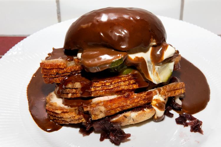 Den efterhånden berømte flæskestegssandwich hitter med sin fedtglinsende brune sovs. Foto: Finn Frandsen/POLFOTO