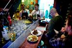Det er det gammeldags danske fastfoodkøkken, der hylles på Guldgrillen. Til maden kan man passende drikke cola og grøn sodavand fra Frem. Foto: Finn Frandsen/POLFOTO