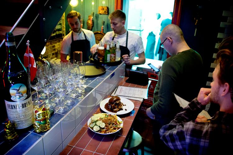 Det er det gammeldags danske fastfoodkøkken, der hylles på Guldgrillen. Til maden kan man passende drikke cola og grøn sodavand fra Frem. Foto: Finn Frandsen/POLFOTO