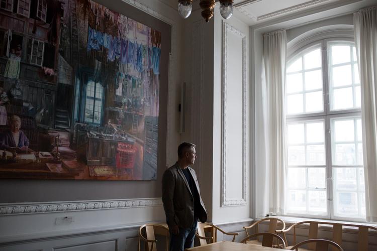 Henrik Sass Larsen tog for små to år siden initiativet til at få skabt de syv malerier, som i dag pryder partiets gruppeværelse på Christiansborg under samletitlen, 'Folkets Tid'. Foto: Louise Herrche Serup/POLFOTO