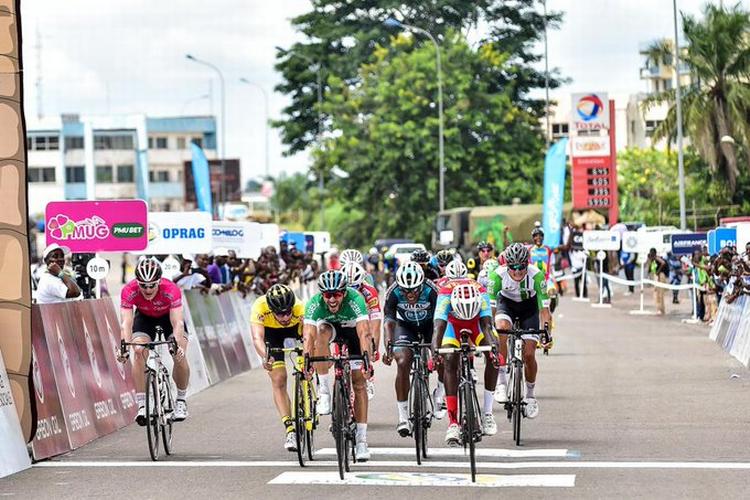 Biniyam Ghirmay (nr. 2 fra højre) er hurtigst i dette tætte opgør på 3. etape i Tropicale Amissa Bongo foran algerieren Youcef Reguigui. Italieneren Niccoló Bonifacio i gult besætter tredjepladsen. Helt ude til venstre suser André Greipel over stregen som nr. 5. Foto: Tropicale Amissa Bongo). 
