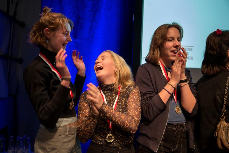 Over 6500 elever har deltaget i skolernes mediekonkurrence. Silke Waade Clathworthym og Karla Hebsgaard Lund går i 9.A på Bernadotteskolen, som var blandt vinderne.   Foto: Emma Sejersen/POLFOTO