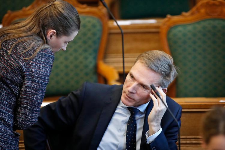 Tonen mellem Mette Frederiksen og Kristian Thulesen Dahl er hjerteligere end nogensinde mellem S og DF. Men nyt pensionsudspil fra S understreger at kampen om vælgerne er så skarp som aldrig før. Foto: Jens Dresling/POLFOTO