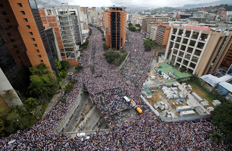 Store menneskemængder gik onsdag på gaden i Venezuelas hovedstad, Caracas, for at protestere mod præsident Nicolas Maduros styre. Foto: Stringer/Ritzau Scanpix