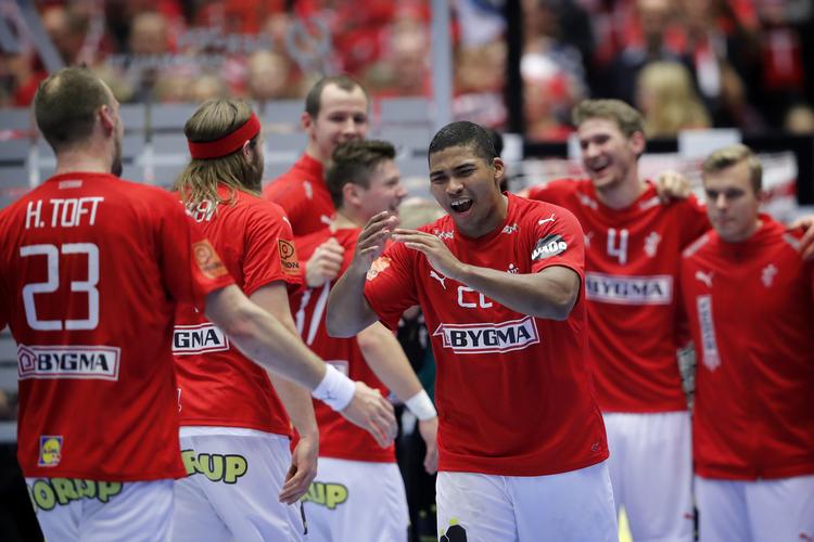 Mads Mensah  jubler efter sejren.
   Foto: Jens Dresling/POLFOTO
