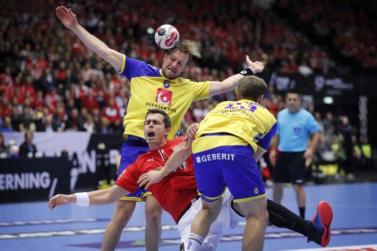 Danmarks Rasmus Lauge  mellem Sveriges Max Darj og Albin Lagergren.
   Foto: Jens Dresling/POLFOTO