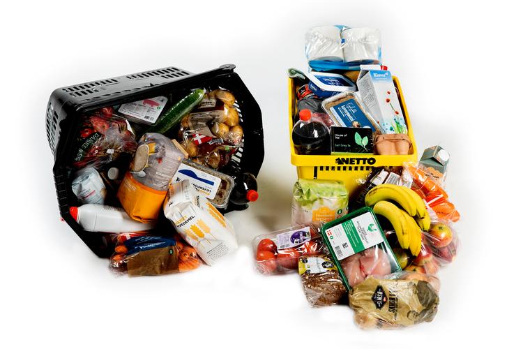 To kurve med varer fra den engang klassiske discountbutik og fra det store supermarked. Nu er priserne næsten ens. For forbrugerne betyder det, at de kan handle billigt i næsten alle slags dagligvarebutikker.  Foto: Finn Frandsen/POLFOTO
