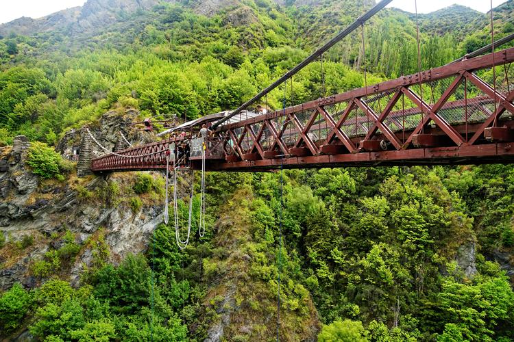 
New Zealand markedsfører sig på sin smukke natur som broen Kawarau ved Queenstown.
   Foto: Jürgen Schwenkenbecher/AP