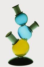 Værker fra den såkaldte Memphis-periode kan både betegnes som kunst og design. Nogle vil måske påstå de ligger i et 'krydsfelt'. Her er det et værk i glas fra 1983, designet af  Michele De Lucchi.  Foto: Memphis Milano