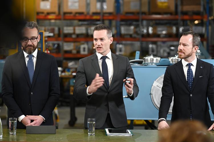 
    Erhvervsminister og formand for regeringens hovedstadsudvalg Rasmus Jarlov (K) og transportminister Ole Birk Olesen (til venstre) og miljøminister Jakob Ellemann har præsenteret et hovedstadsudspil, der skal imødekomme den forventede befolkningstilvækst på 200.000 borgere frem mod 2030. Foto: Philip Davali/Ritzau Scanpix