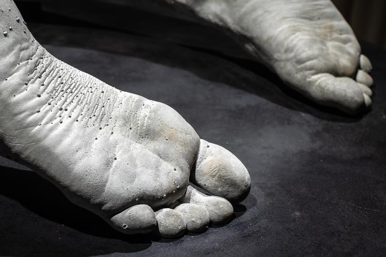 'Artefact' er den noget distancerede titel på værket om er en drabeligt præcis afstøbning af et menneskes underben. Værket indgår i Michael Würtz Overbecks depressions-opus af en udstilling på Møstings Hus. Foto: Michael Wurtz Overbeck