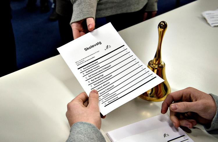 Skolevalget spiller en vigtig rolle for den demokratiske dannelse, skriver Folketingets formand, Pia Kjærsgaard, og formand for Dansk Ungdoms Fællesråd, Kasper Sand Kjær, i dette indlæg.
   Arkivfoto: Joan Karlsen