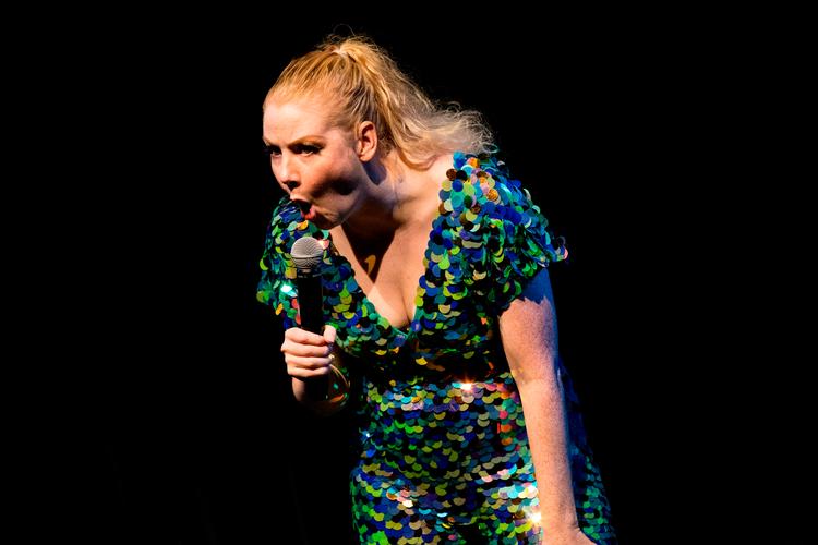Hårfarven matcher i den grad det felt, Sanne Søndergaard er oppe i store dele af forestillingen. Hun er nemlig vred, og med god grund.  Foto: PR-foto