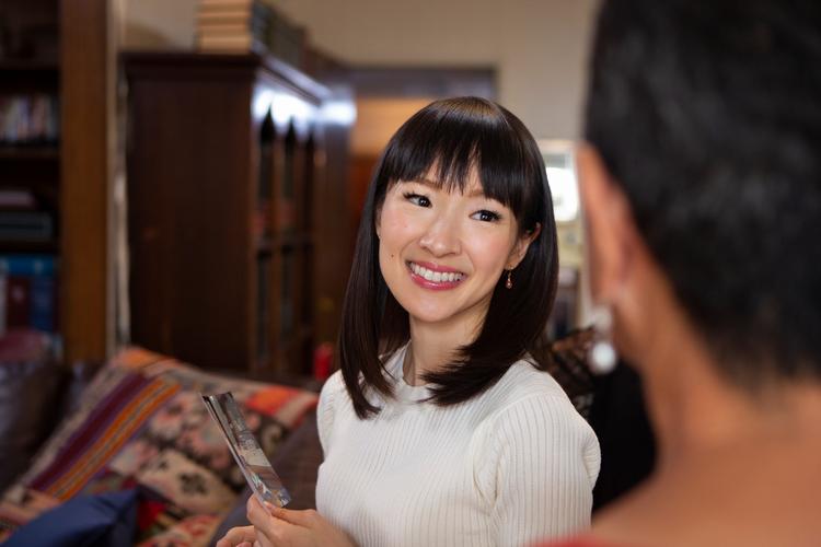 Japanske Marie Kondo hitter med sit oprydningsprogram på Netflix. I vores iver efter at rydde op, er det dog vigtigt at huske på de minder, der ofte kan knytte sig til de ting, vi drømmer om at smide ud. Foto: Denise Crew/Netflix  Foto: Denise Crew/netflix/Denise Crew/Netflix