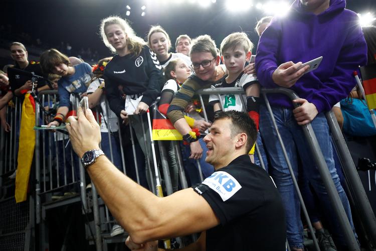 Træner Christian Prokop er en eftertragtet herre hos autografjægerne.  Foto: Wolfgang Rattay/Ritzau Scanpix