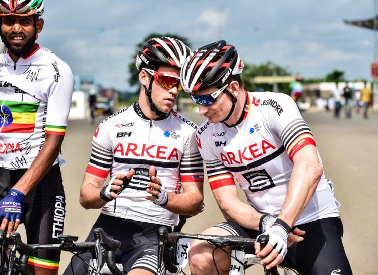 André Greipel (t.h.) drøfter situationen med en af sine nye holdkammerater på franske Arkéa-Samsic. Foto: Arkéa-Samsic. 