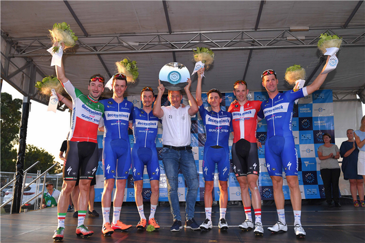 Store smil hos Deceuninck-Quick Step med blandt andre den danske mester Michael Mørkøv og landsmanden Mikkel Honoré efter dagens triumf på formel 1-banen i Melbourne. Foto: Tim De Waele/Getty Images.i 
