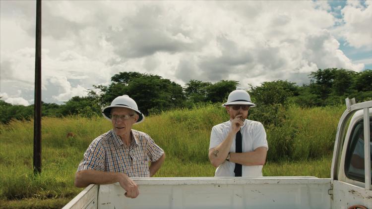 I Mads Brüggers (th.) nyeste dokumentarfilm forsøger han at løse mysteriet om FN-generalsekretær Dag Hammarskjölds død. Sammen med makkeren Göran Björkdahl (tv.) finder han dog ud af langt mere, end de havde drømt om. Pr-foto 