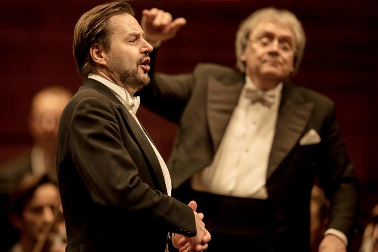 
Peter Matteis ansigt, fagter og krop gav musikken karakter og dramatik i en fantastisk detaljeret oplevelse.   Foto: Emma Sejersen