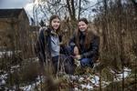 Findestedet. De to bakteriejægere Frederikke Løje Rentsch og Agnes Rahr Westergaard (th) sidder lige der, hvor de fandt mælkebøtten, der viste sig at have en ny art mælkesyrebakterie på sin rod. Med det unikke fund har de og deres klassekammerater nu mulighed for at navngive bakterien.
   Foto: Jacob Ehrbahn/POLFOTO