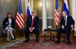 Marina Gross (tv) venter sammen med præsident Donald Trump og den russiske præsident Vladimir Putin på, at fotograferne får taget deres billeder før topmødet i Helsinki 16. juli 2018. Tolken var eneste amerikanske vidne til topmødet.  Foto: Brendan Smialowski/Ritzau Scanpix