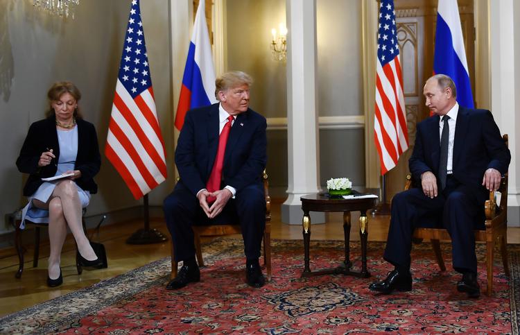 Marina Gross (tv) venter sammen med præsident Donald Trump og den russiske præsident Vladimir Putin på, at fotograferne får taget deres billeder før topmødet i Helsinki 16. juli 2018. Tolken var eneste amerikanske vidne til topmødet.  Foto: Brendan Smialowski/Ritzau Scanpix