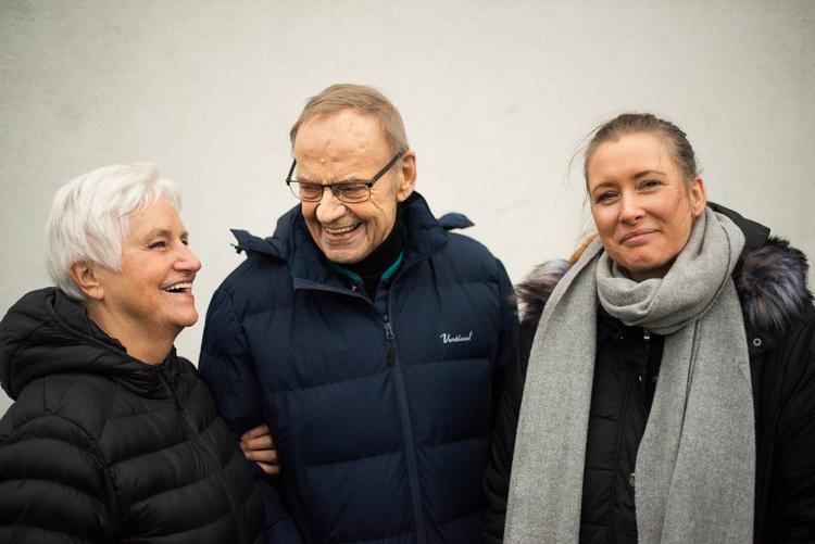 Wickie Schweitz (th) stak i et par træsko og kom løbende til, da Else Rosenqvist (tv) en sommerdag i 2018 ringede 112. Hendes mand, Mogens, var faldet om. 
   
   Foto: Janus Engel/Janus Engel Rasmussen