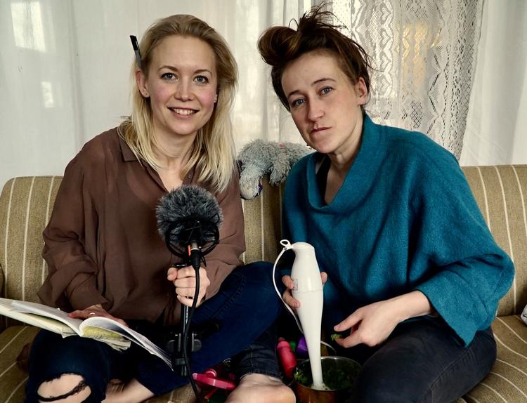 Julie Bruhn Højsgaard og Laura Vilsgaard (til højre) har lavet en app til nybagte forældre med navnet 'Jegermor'. De oplevede at føle sig forkerte, skamfulde, ensomme og ikke gode nok, da de hver især blev gravide og mødre. Nu vil de hjælpe andre i samme situation. Foto: Siri Meldgård Frederiksen