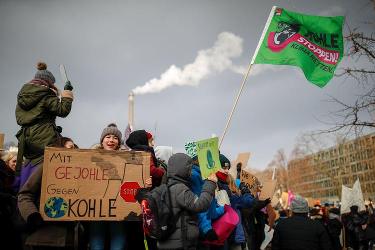 Studerende og skoleelever demonstrerede fredag imod den tyske kulindustri foran økonomiministeriet i Berlin, hvor den såkaldte kulkommission arbejder på anbefalinger til regeringen.
     Foto: Odd Andersen/Ritzau Scanpix
