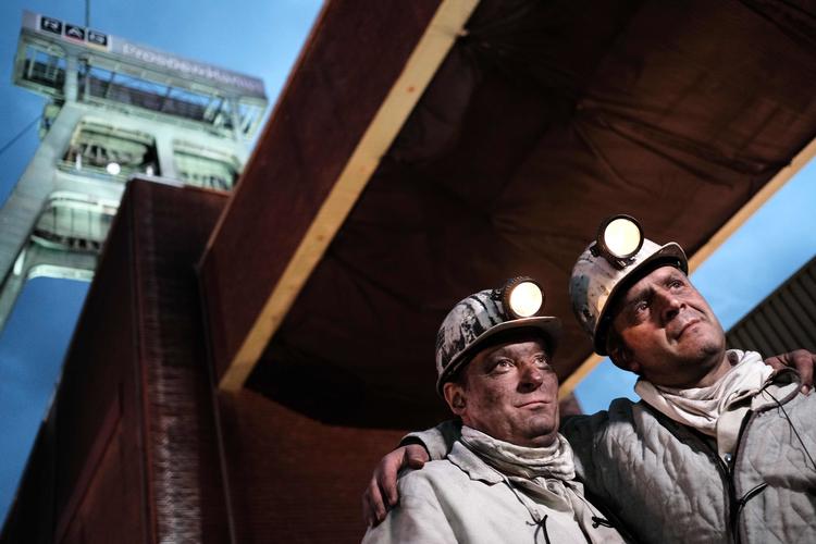 To tyske minearbejdere fotograferet i december, hvor de har haft sidste arbejdsdag i en nu lukket mine ved byen Bottrop. Foto: Patrik Stollarz/Ritzau Scanpix