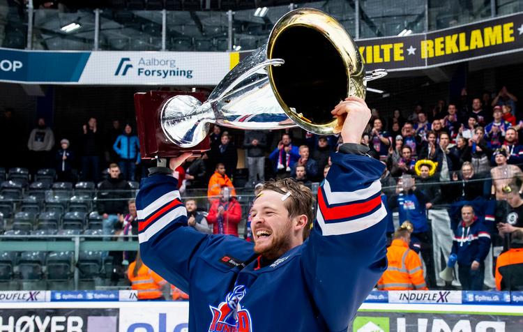 For femte gang vandt Rungsted pokalen, som målmanden Thomas Lillie fik æren af at løfte.
   Foto: René Schütze/Ritzau Scanpix