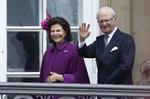 Den svenske konge spillede indtil 1975 en rolle i regeringsdannelsen. Nu er det, modsat i Danmark, en ren politisk forestilling. Her ses den svenske kong Carl Gustav sammen med dronning Silvia ved et tidligere besøg på Amalienborg.  Foto: Jens Dresling/POLFOTO