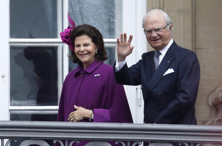 Den svenske konge spillede indtil 1975 en rolle i regeringsdannelsen. Nu er det, modsat i Danmark, en ren politisk forestilling. Her ses den svenske kong Carl Gustav sammen med dronning Silvia ved et tidligere besøg på Amalienborg.  Foto: Jens Dresling/POLFOTO