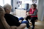 Trods indsatser er de ældres fysiske og psykiske helbred ikke blevet bedre siden 2010. Det er bekymrende. 
På Plejecentret Louise Mariehjemmet i Brønshøj hjælpesen beboer med dagligdagen. (Arkivfoto) Foto: Jens Dresling/POLFOTO