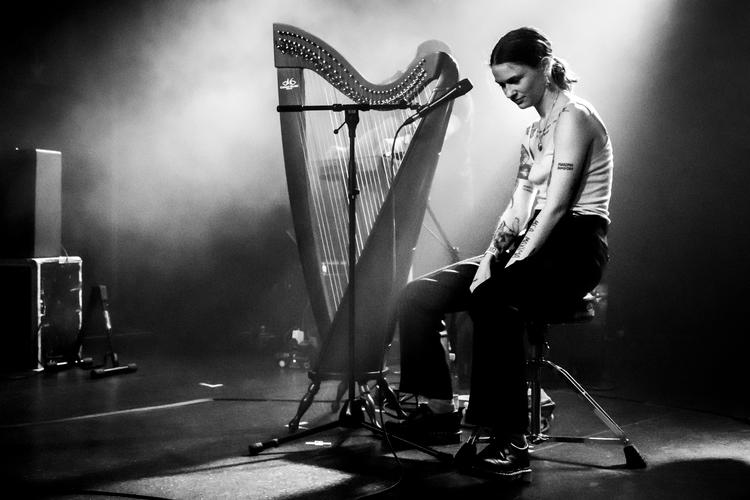 
Selma Judith sang både sexpositive sange og spillede på harpe.
   Foto: Anders Rye Skjoldjensen