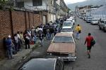 
Venezuelanerne står i kø i et forsøg på at komme til at købe mad og brændstof, men begge det meste er en mangelvare i kriseramte og depressive Venezuela.    Foto: Carlos Eduardo Ramirez/Ritzau Scanpix