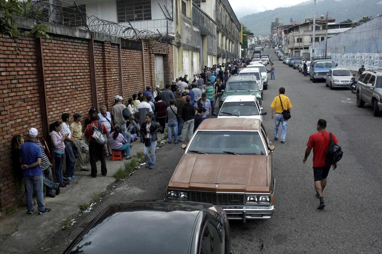 
Venezuelanerne står i kø i et forsøg på at komme til at købe mad og brændstof, men begge det meste er en mangelvare i kriseramte og depressive Venezuela.    Foto: Carlos Eduardo Ramirez/Ritzau Scanpix