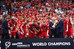 Det internationale håndboldforbund kom med præmien, en pokal i den velvoksne ende af skalaen. Foto: Bo Amstrup/Ritzau Scanpix