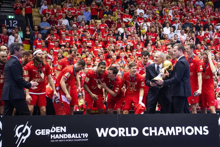 Det internationale håndboldforbund kom med præmien, en pokal i den velvoksne ende af skalaen. Foto: Bo Amstrup/Ritzau Scanpix