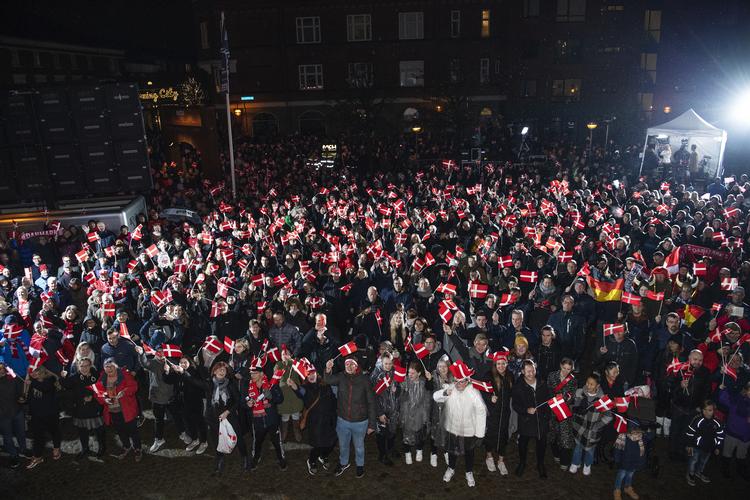 Foran byens messecenter var der fest for dem, der ikke havde været så heldie at få en plads på lægterne til finalen. Foto: Bo Amstrup/Ritzau Scanpix