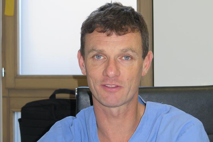 På de rigtig travle dage når læge Fred Arnaud at have besøg af mere end 100 patienter, der er kommet galt afsted på pisterne, værtshusene eller de glatte veje i Val Thorens. Foto: Kristian Klarskov