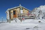 Lifthuset på toppen af Glacier de Thorens har været lukket et par dage på grund af dårligt vejr. Da solen kigger frem igen, og liften kan åbnes, er indendørstemperaturen i huset minus 15 grader. Udsigten fejler derimod ikke noget. Foto: Kristian Klarskov