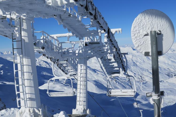 Er der en mekaniker til stede? Når isen har lagt sig godt og tykt omkring kablerne, er det godt, at liftmekaniker Julien Nublat og hans kolleger er på arbejde i Val Thorens. Foto: Kristian klarskov