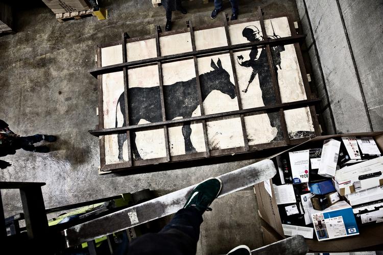 Et værk (dog ikke dette) af den britiske streetartkunstner Banksy  selvdestruerede efter salg på et auktionshus. Nu bliver det udstillet på tysk museum.  Arkivfoto. Joachim Adrian