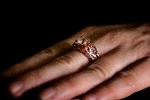 Ringen blev købt lige vel stor nok, så Bagsideredaktøren har båret den prangende ring på langefingeren i fire dage.   Foto: Martin Lehmann/POLFOTO