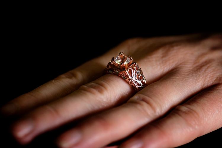 Ringen blev købt lige vel stor nok, så Bagsideredaktøren har båret den prangende ring på langefingeren i fire dage.   Foto: Martin Lehmann/POLFOTO