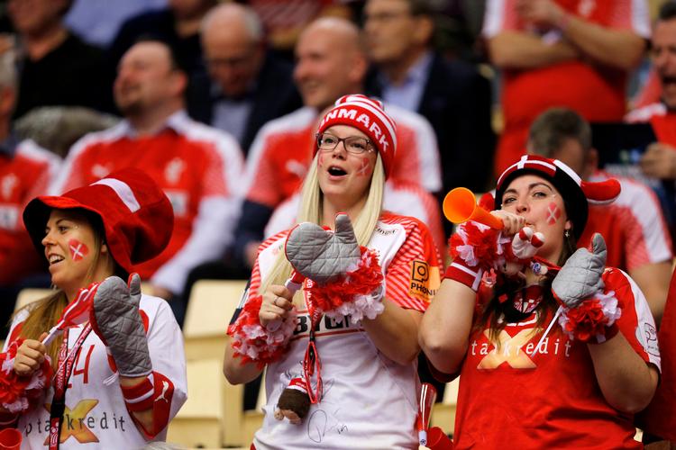 Medlevende danske tilskuere jublede for det meste. Men nogle råbte buh, når det norske hold eller den norske håndboldstjerne Sander Sagosen fik bolden. Det er en del at spillet, mener sportspsykolog.
   Foto: Jens Dresling/POLFOTO